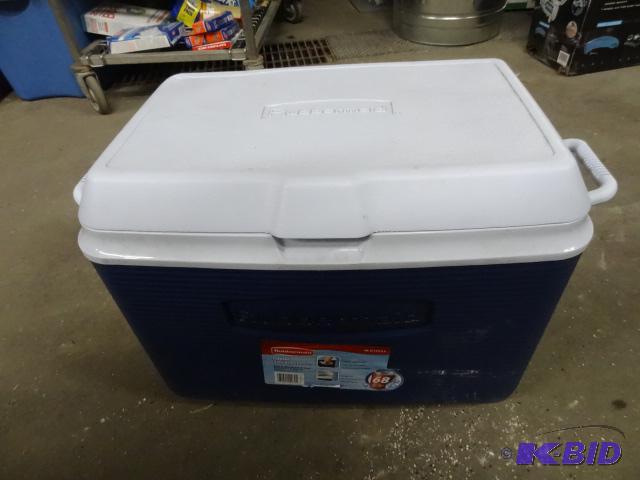 lot 159 image: NEW Rubbermaid 68 can, 48 qt Cooler. Has crac...