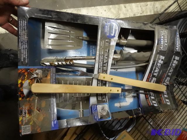 lot 252 image: New in box Grill daddy heat shield BBQ tools....