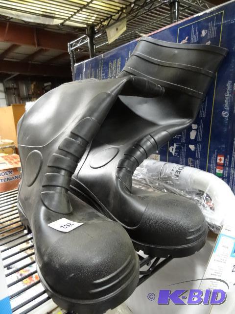 lot 282 image: New pair tingly brand rubber boots size 10...