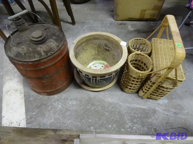 lot 431 image: Used lot including wicker picnic basket, cera...