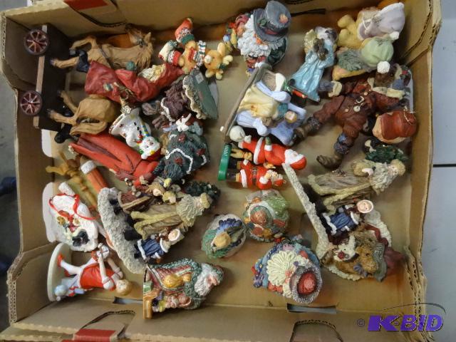 lot 103 image: Box of Christmas figurines...