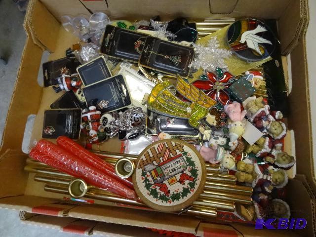 lot 110 image: Misc Christmas dcor...