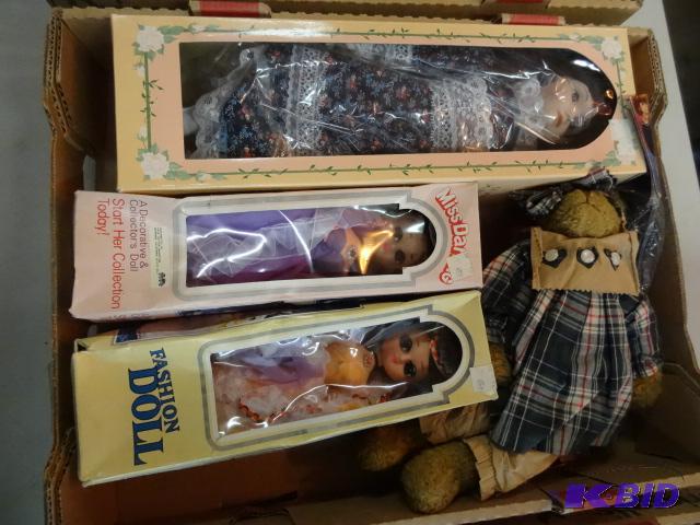 lot 121 image: 3 misc dolls. Collectors bear...