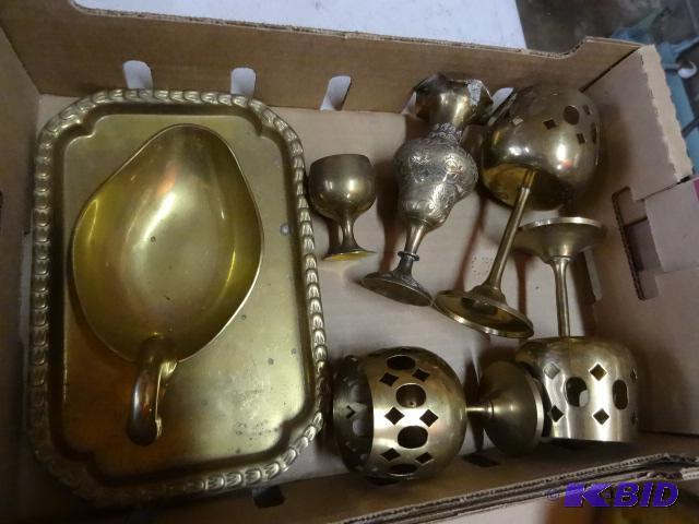 lot 136 image: Misc brass decorative pieces...