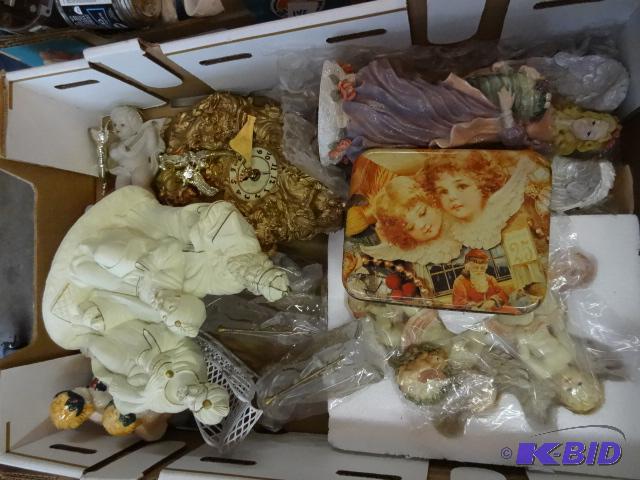 lot 140 image: Misc Christmas figurines and dcor...
