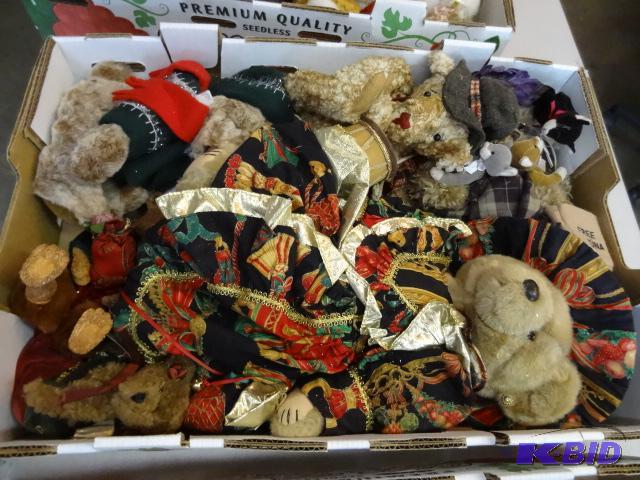 lot 166 image: Misc Christmas theme bears...