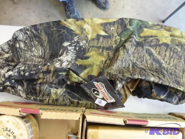 lot 174 image: Mossy oak seat cover. John Deere and Arctic C...