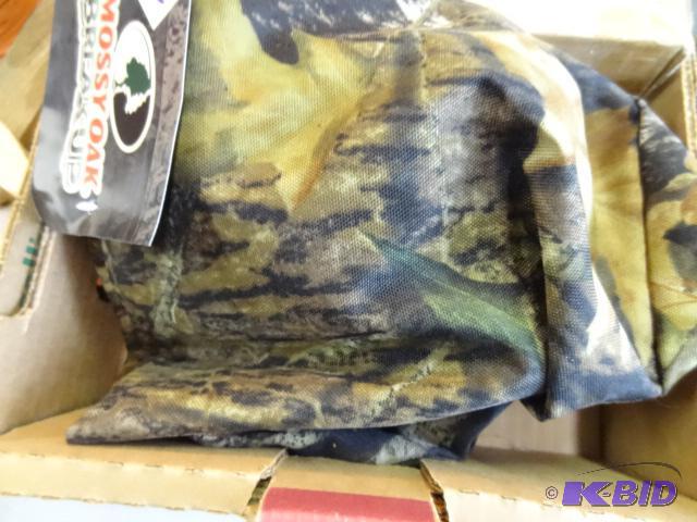 lot 176 image: Mossy oak seat cover. John Deere and Arctic C...