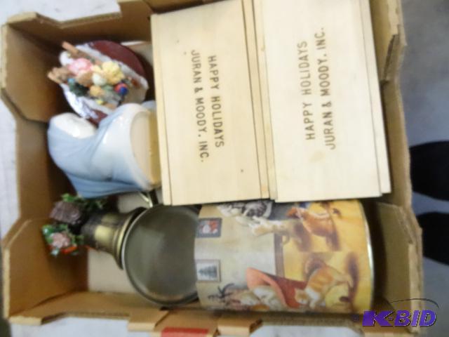 lot 188 image: Royal Windsor mother Mary. Christmas bulbs. C...