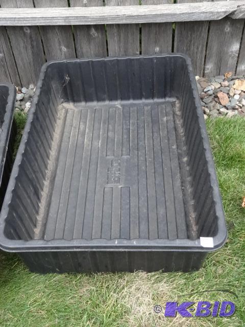lot 22 image: Poly tub. 36 x 24...