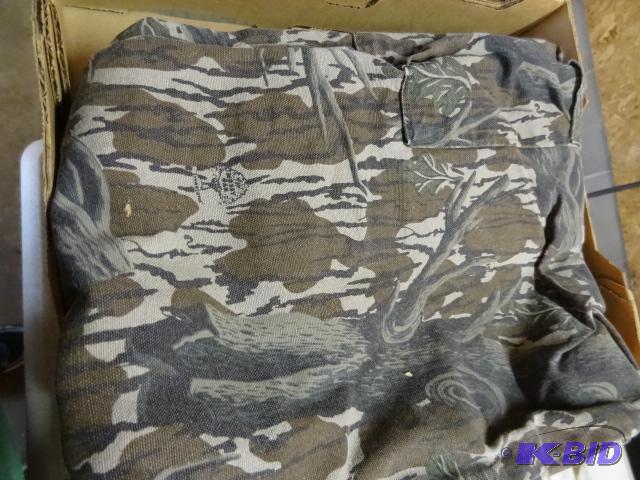 lot 223 image: Hunting pants. Large. Other pair is 38 - 34...