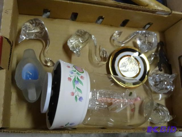 lot 265 image: Music box. Glass swans...