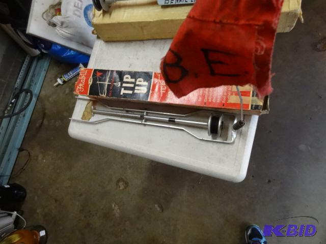 lot 279 image: Vintage Frabill T-495 aluminum tip up...