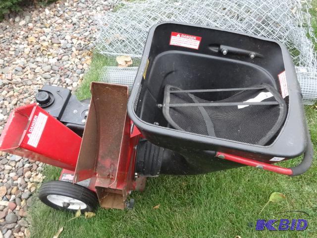lot 33 image: MTD 5 HP chipper shredder. 3 way system. Mode...