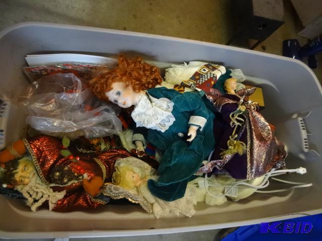 lot 337 image: Angel lighted tree topper. Animated doll. Mis...