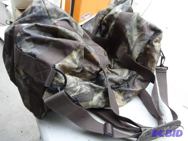 lot 354 image: Camo duffle bag....