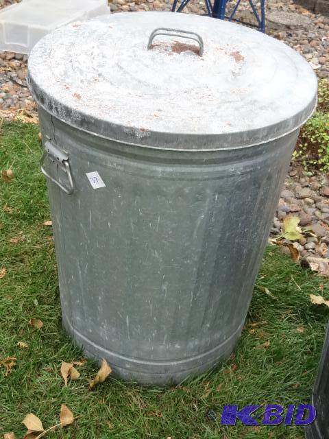 lot 37 image: Galvanized garbage can with misc kitty litter...