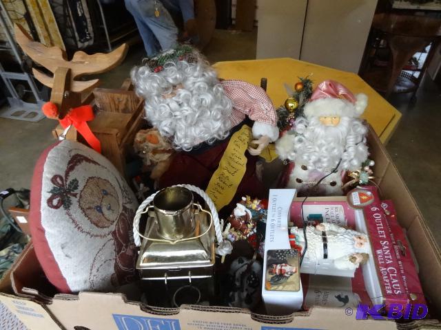 lot 389 image: Box of misc Christmas Dcor....