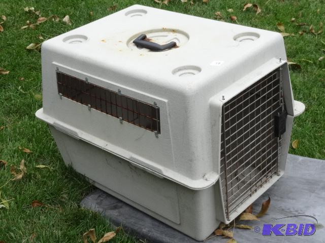 lot 39 image: Medium sized pet carrier...