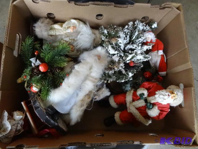 lot 391 image: Misc Christmas dcor...