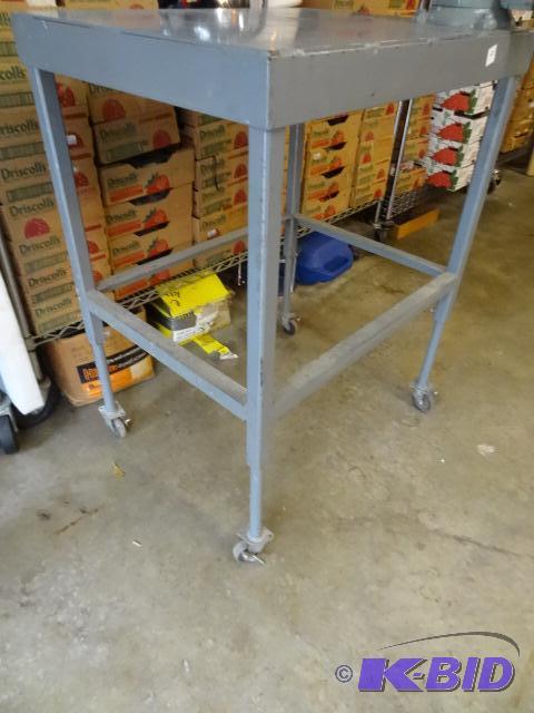 lot 4 image: 32 x 25 adjustable height work bench on wheel...