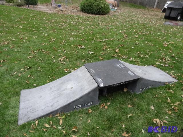 lot 40 image: 3 piece skate board ramp system....