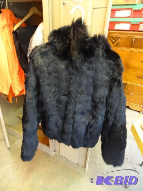 lot 404 image: Genuine furcoat. Che Bella. Size XL. Very bea...