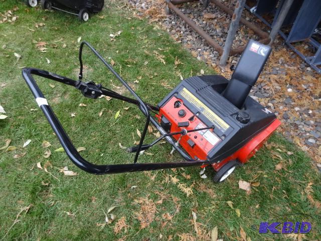 lot 42 image: MTD model 315E150-000 21" snow blower. E...