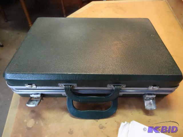 lot 425 image: Padded carrying case for handguns...