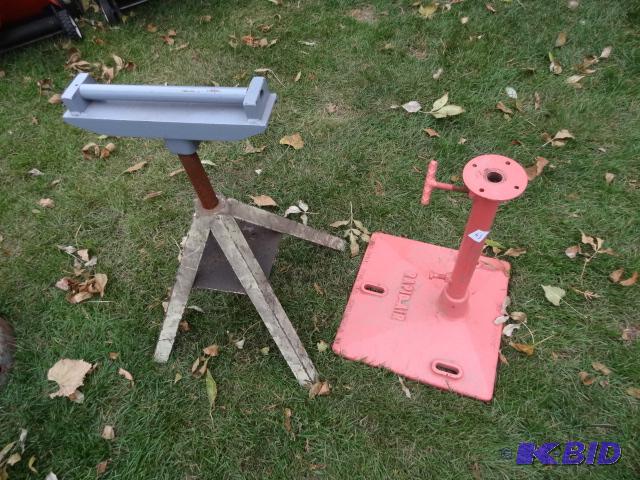 lot 43 image: Heavy metal stand. Cast base with adjustable ...
