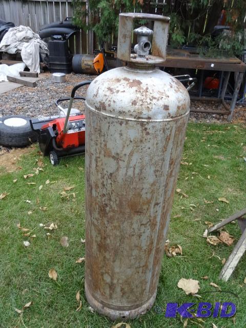 lot 44 image: 100 lb LP tank. Does not leak...