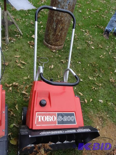 lot 47 image: Toro S-200 snowblower. 20". Good compres...