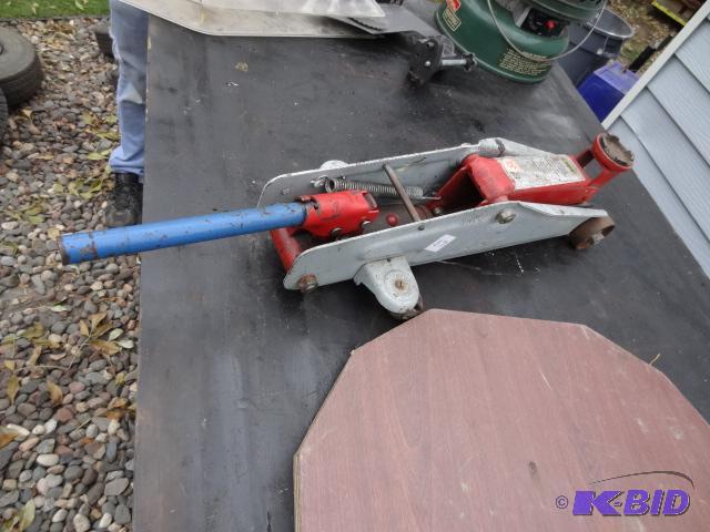 lot 57 image: Larin 4000 lb trolley jack. Works...