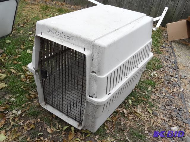 lot 70 image: 24 x 35 x 28 large dog kennel...