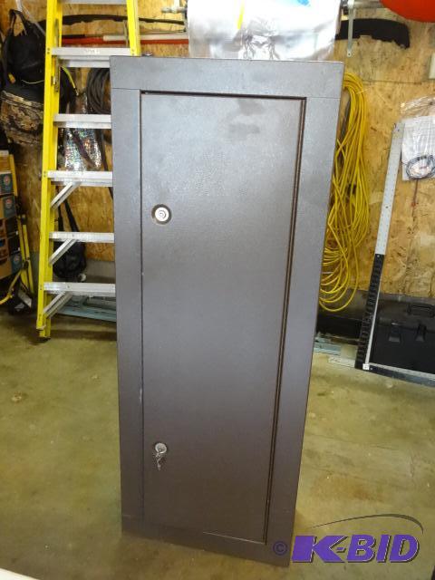 lot 82 image: Metal security gun cabinet. Comes with keys. ...