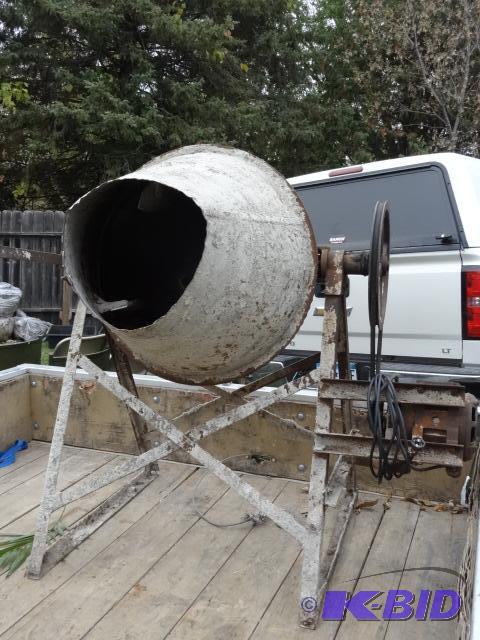 lot 9 image: Vintage alll metal cement mixer. 110 volt. Wo...