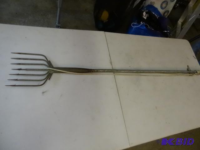 lot 94 image: Vintage herters fishing spear...