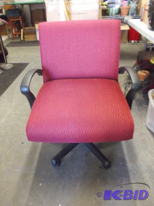 lot 10 image: Red Luxurious Office Chair ...