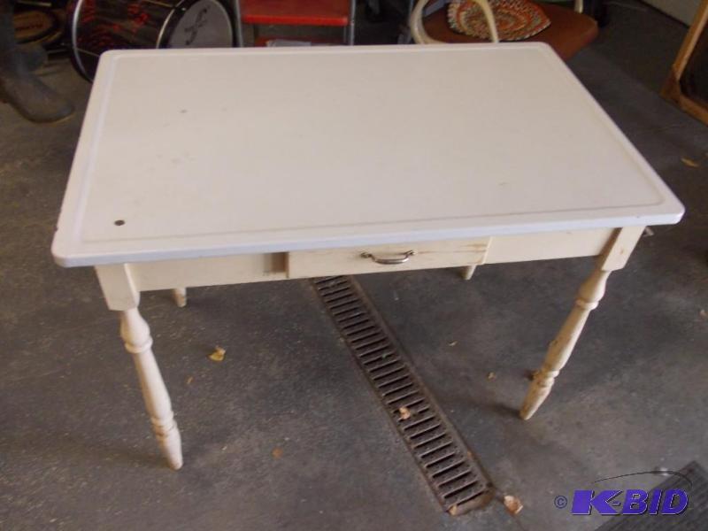 lot 13 image: 40&quotx25" Vintage Enamel Top Table wi...