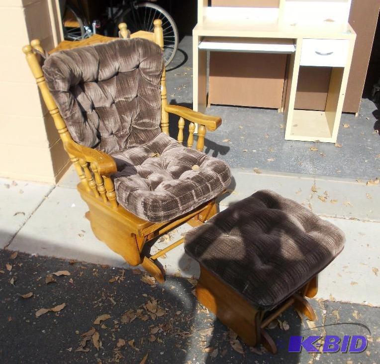 lot 19 image: Nice Oak Glider Rocker with Ottoman...