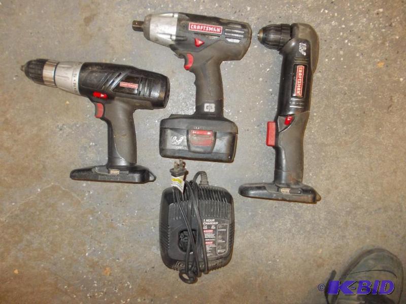 lot 4 image: Craftsman 19.2 Volt Impact Angle Drill and Dr...