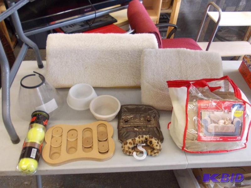 lot 60 image: Box Lot Pet Related Cat Perch Shelves, Sofa ...