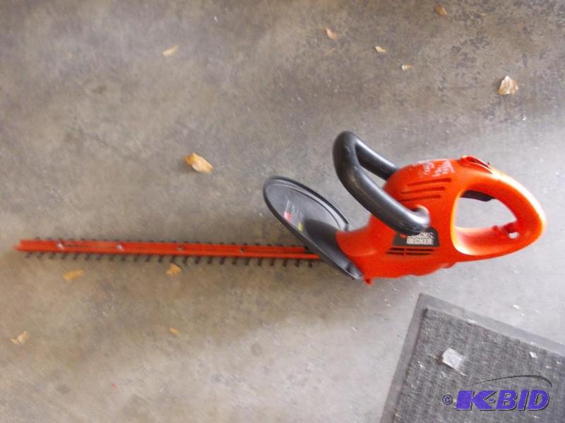 lot 9 image: Black and Decker 22in&nbspHedge Trimmer...