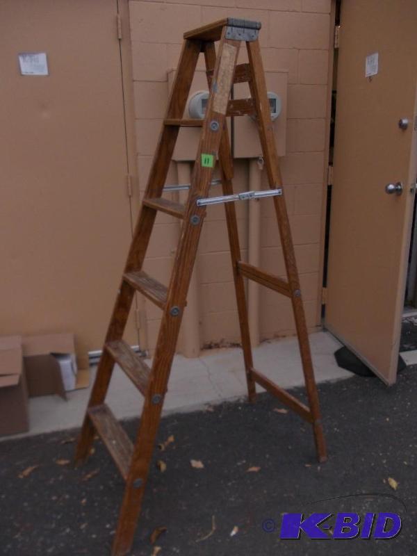 lot 11 image: Keller Wood 6 Step Ladder...