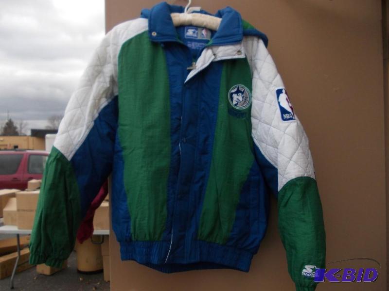 lot 14 image: Starter Jacket MN Timberwolves Size L...