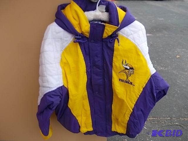 lot 16 image: Starter Jacket MN Vikings Size L...