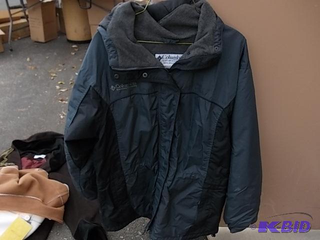 lot 19 image: Ladies Size L Columbia Jacket...