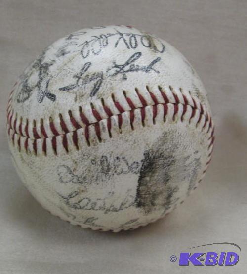 lot 118 image: Autograph ball...