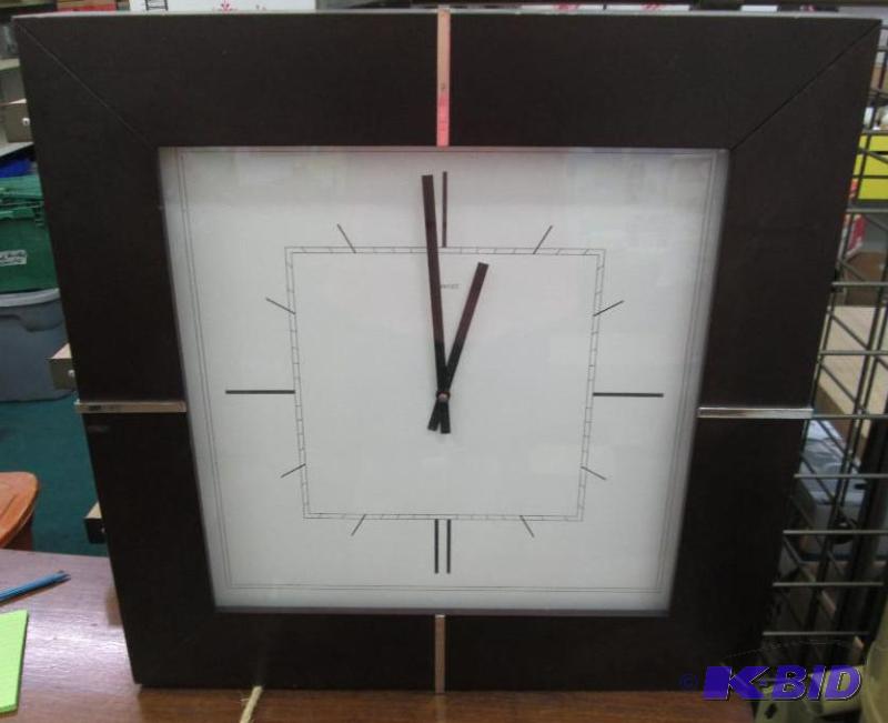 lot 126 image: Big Wall clock Quartz is battery operated...