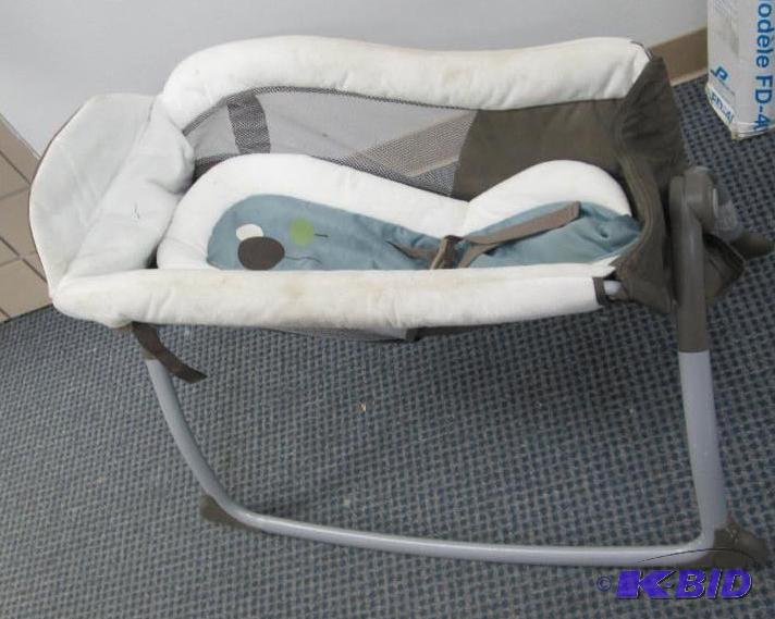 lot 179 image: Graco bassent that rocks...